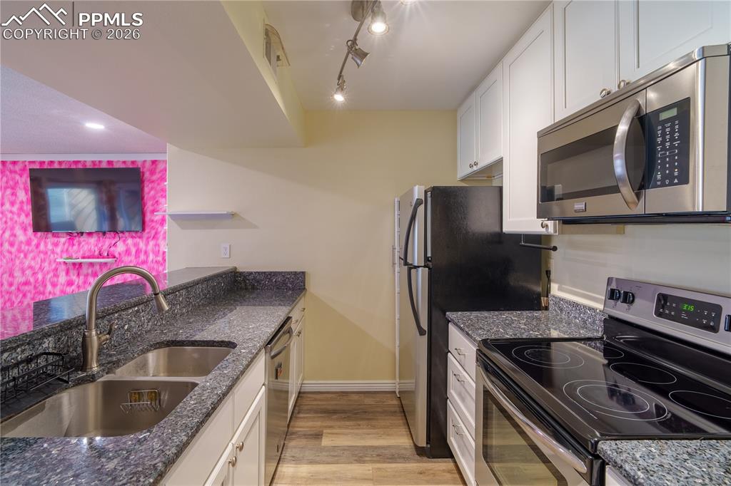 Image 5 of 13: Kitchen