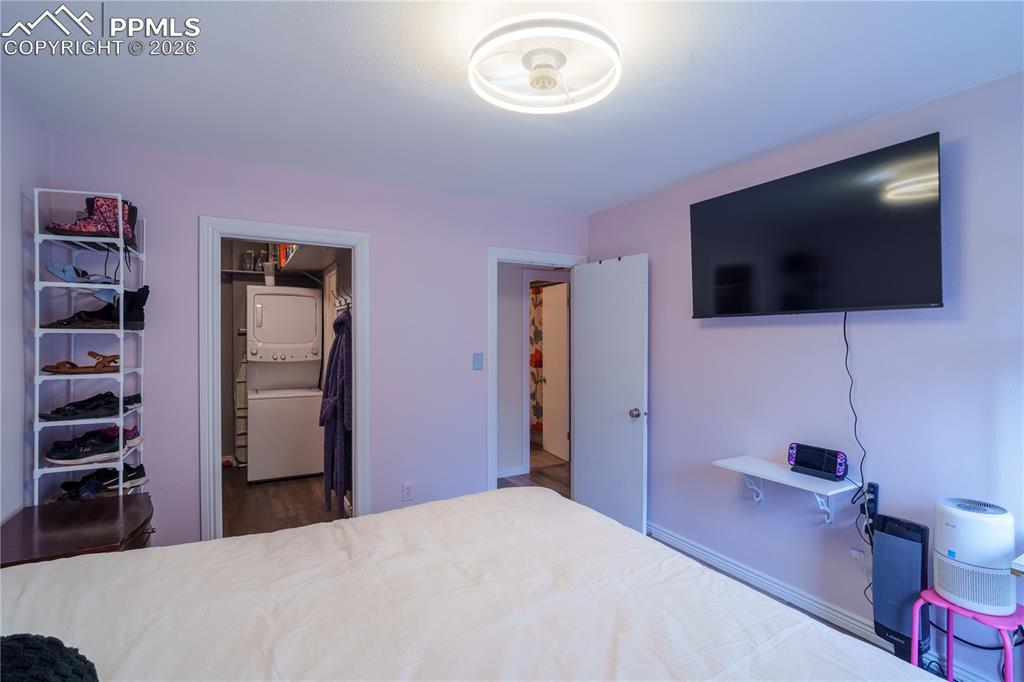 Image 9 of 13: Bedroom