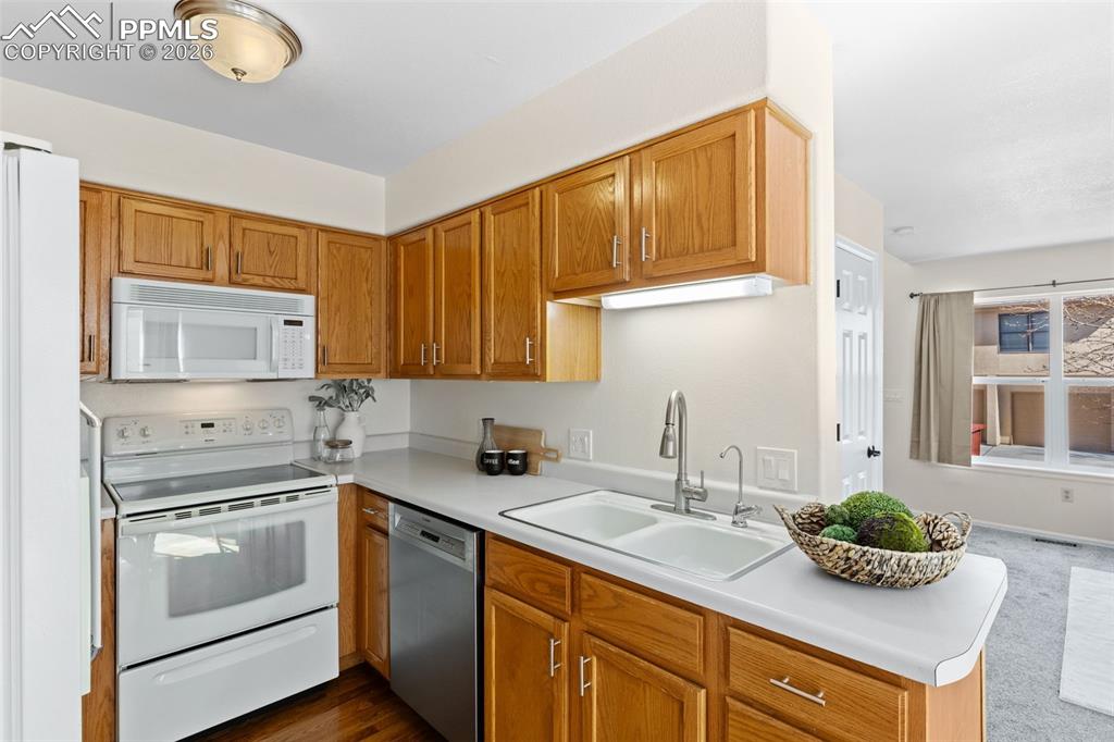 Image 11 of 35: Kitchen