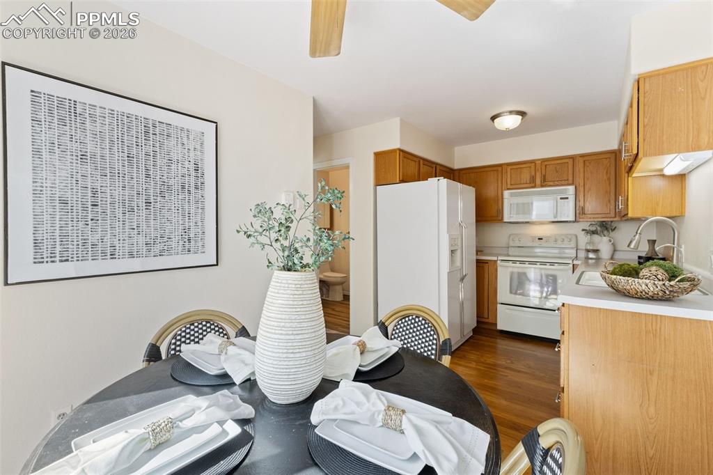 Image 16 of 35: Dining Area