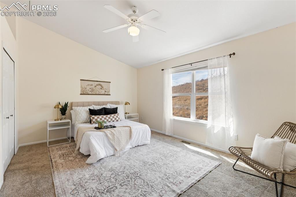 Image 20 of 35: Bedroom