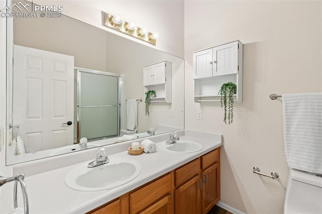 Image 22 of 35: Bathroom