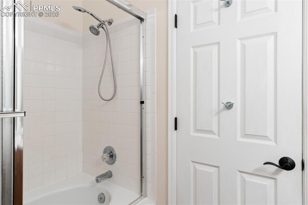 Image 23 of 35: Bathroom