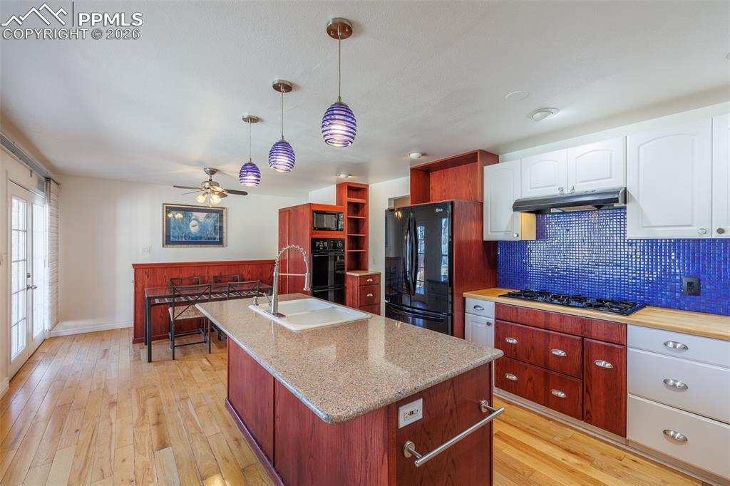 Image 15 of 50: Kitchen