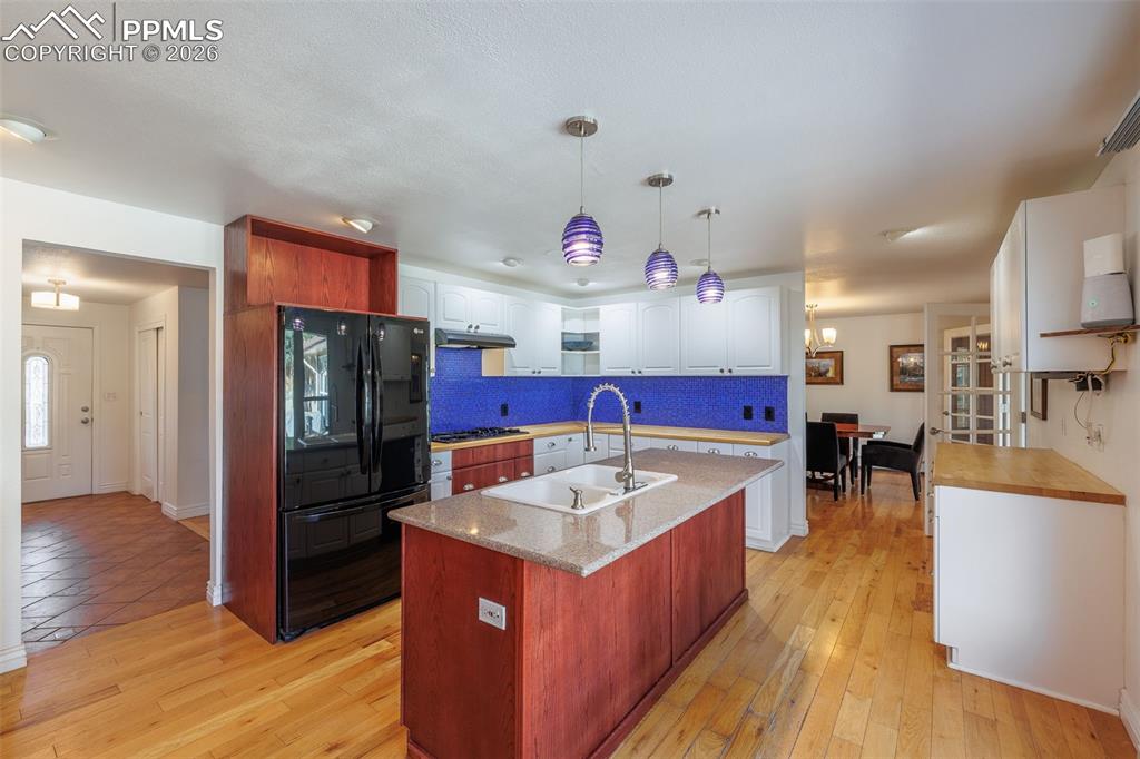 Image 16 of 50: Kitchen