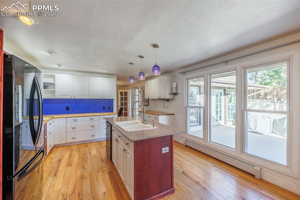 Image 17 of 50: Kitchen