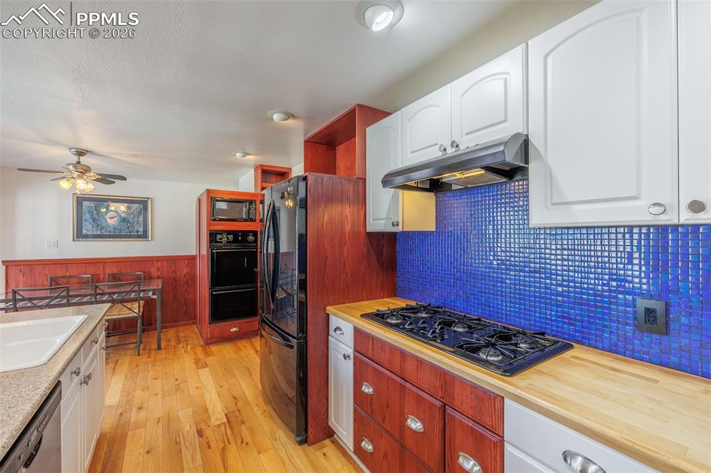 Image 19 of 50: Kitchen