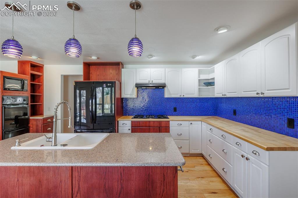 Image 20 of 50: Kitchen