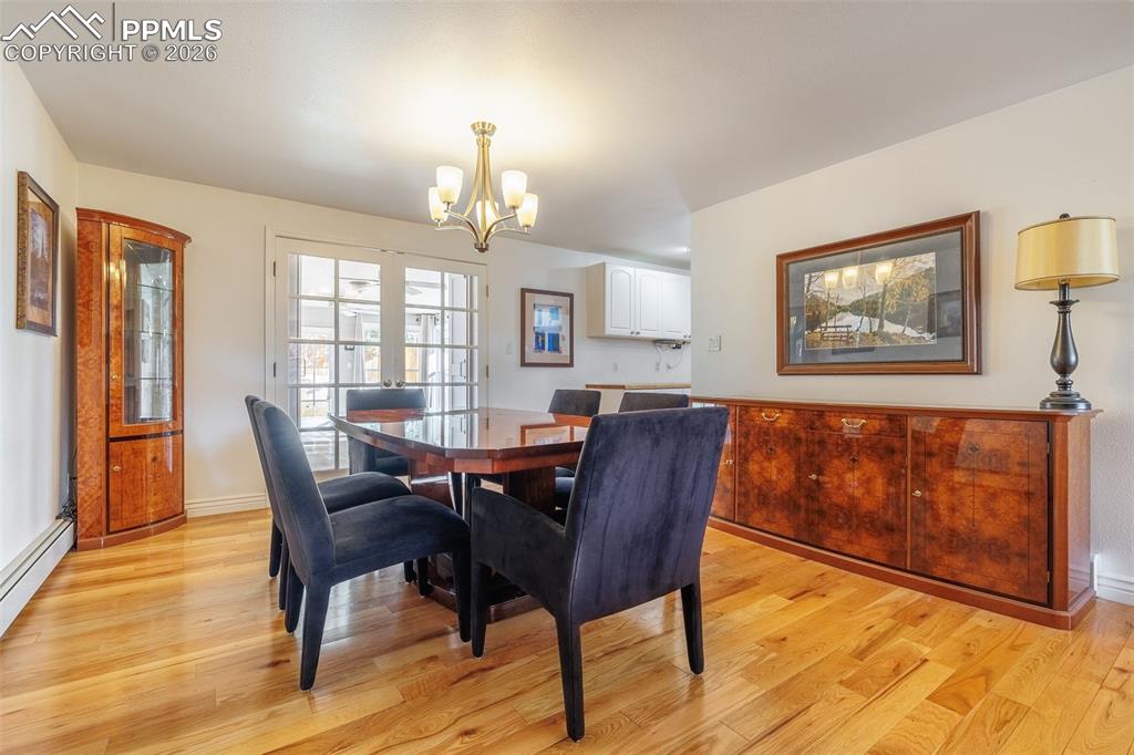 Image 26 of 50: Dining Area