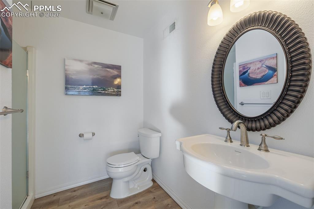 Image 28 of 50: Bathroom