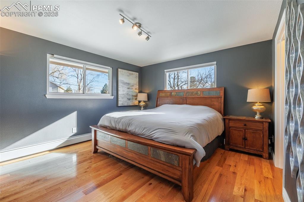 Image 29 of 50: Bedroom