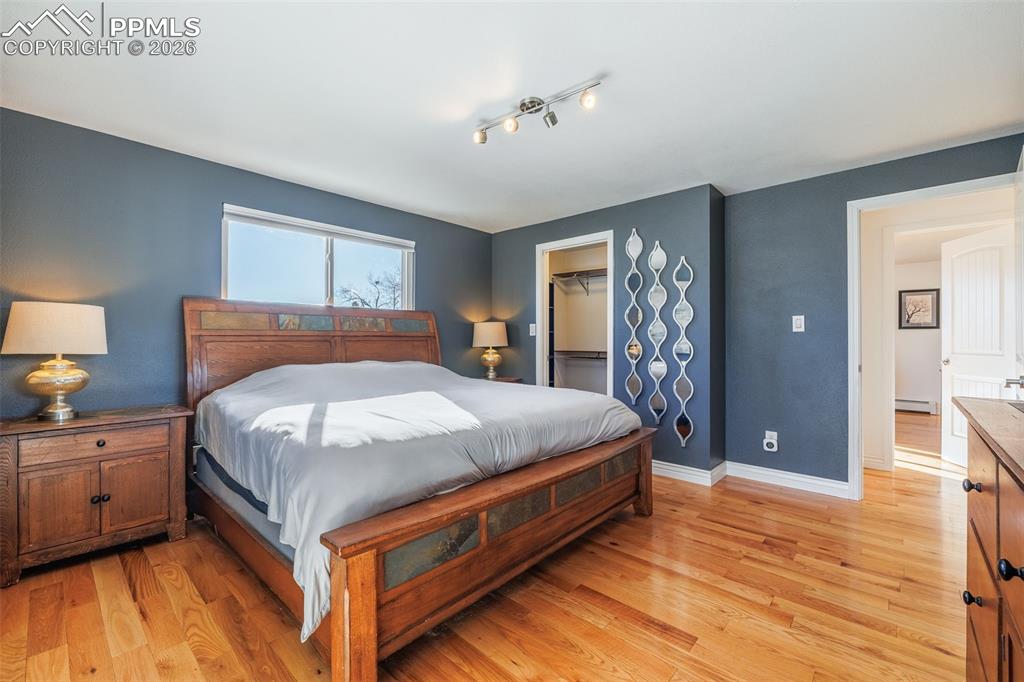 Image 30 of 50: Bedroom