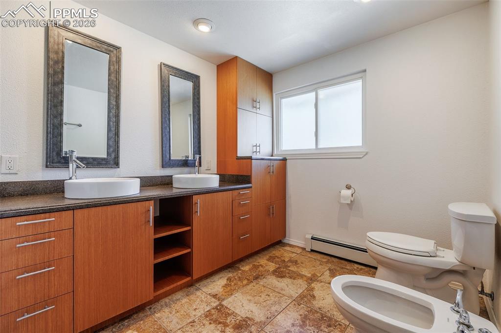 Image 31 of 50: Bathroom