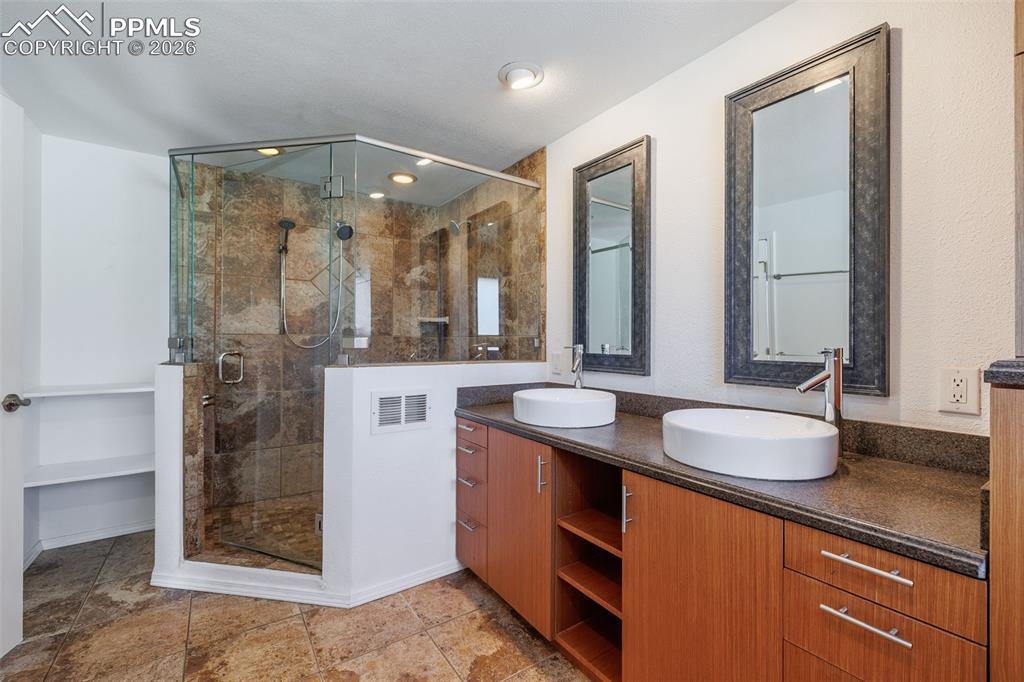 Image 32 of 50: Bathroom