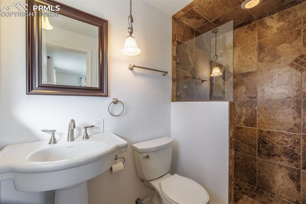 Image 35 of 50: Bathroom