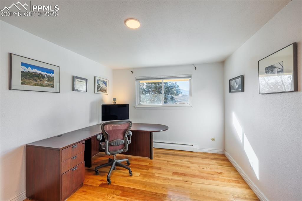 Image 36 of 50: Office