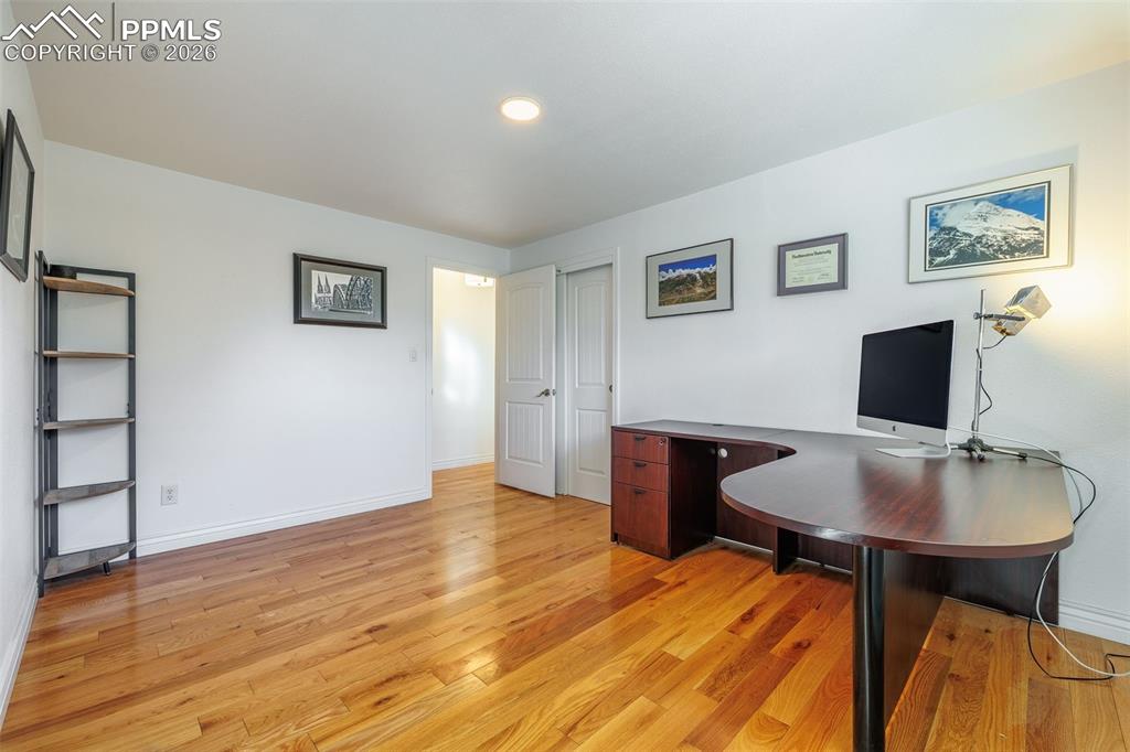 Image 37 of 50: Office