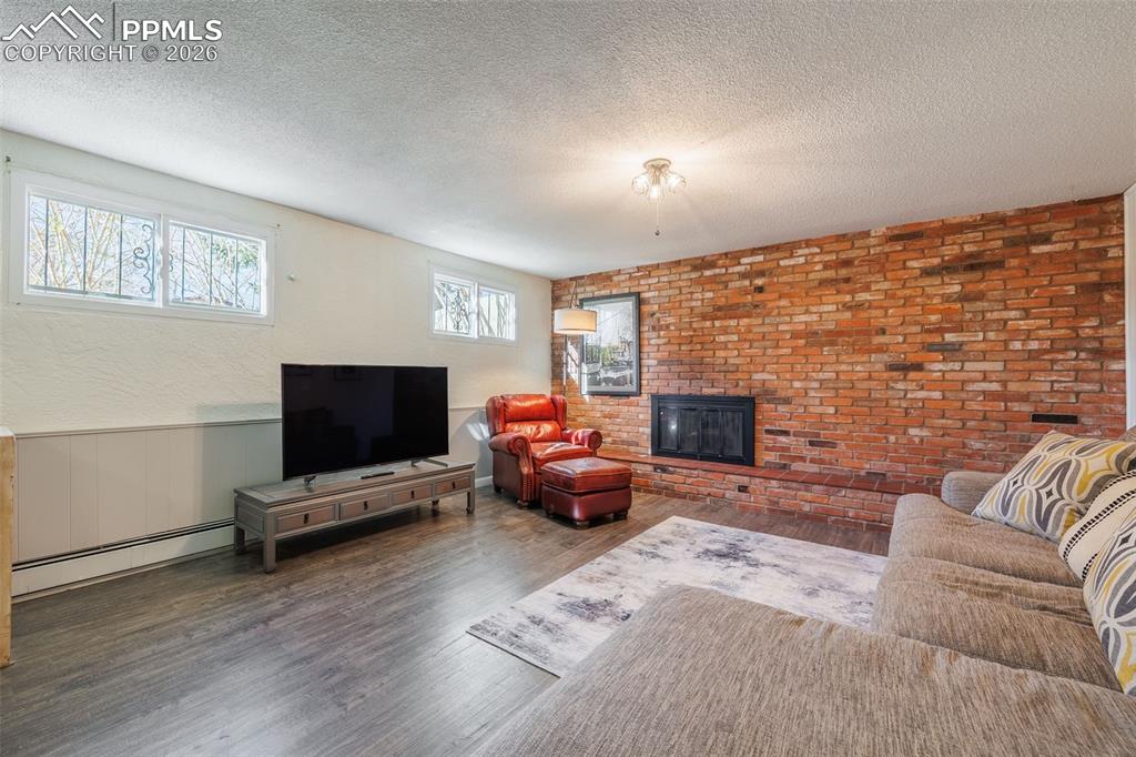 Image 38 of 50: Living Room