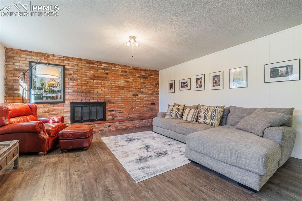 Image 40 of 50: Living Room