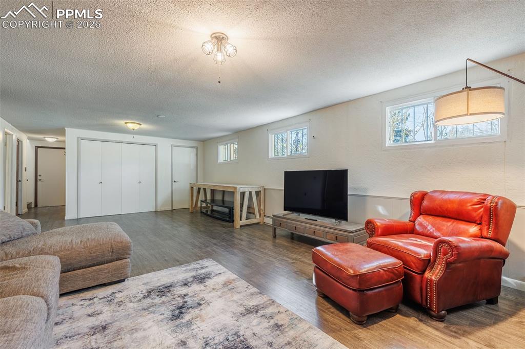 Image 41 of 50: Living Room