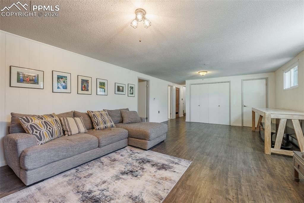 Image 42 of 50: Living Room