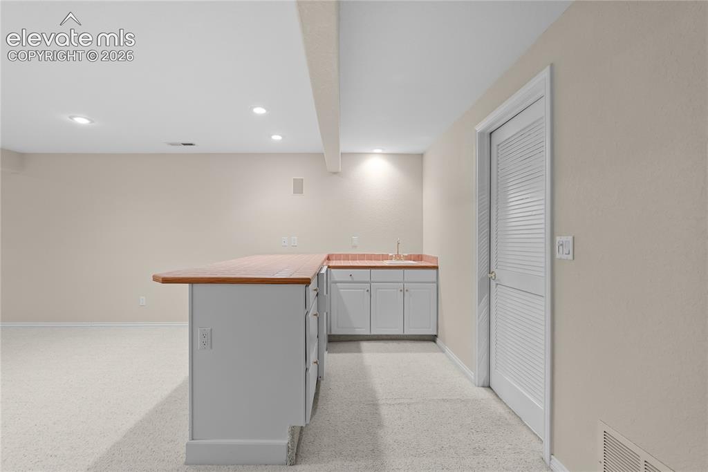 Image 31 of 41: Wet bar.