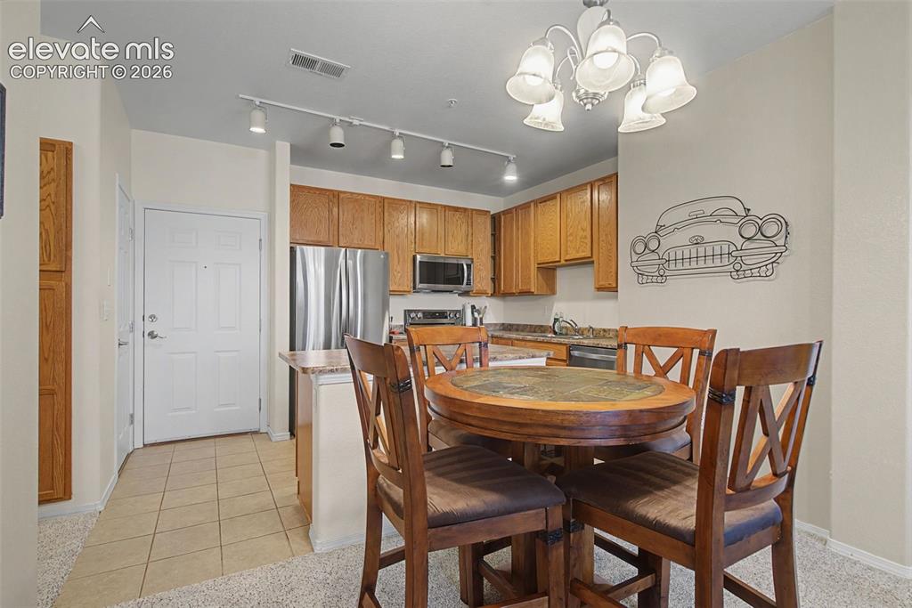 Image 15 of 44: Dining Area