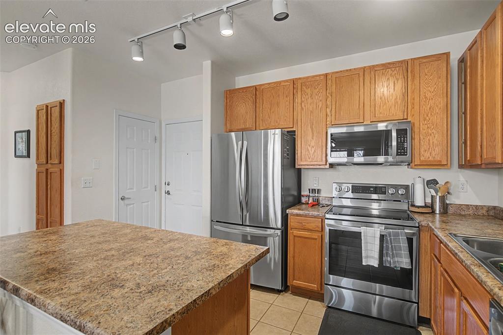 Image 17 of 44: Kitchen