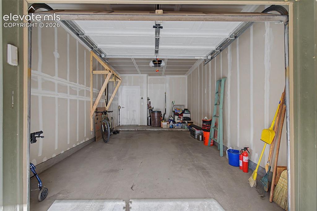 Image 40 of 44: Garage