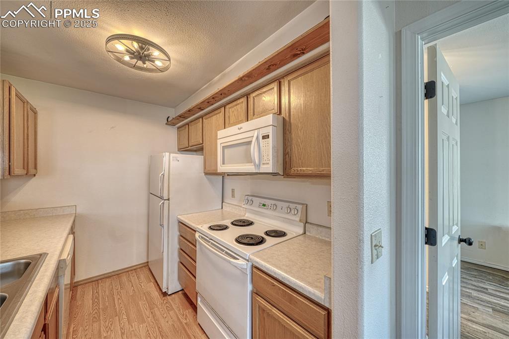 Image 11 of 20: All apliances included