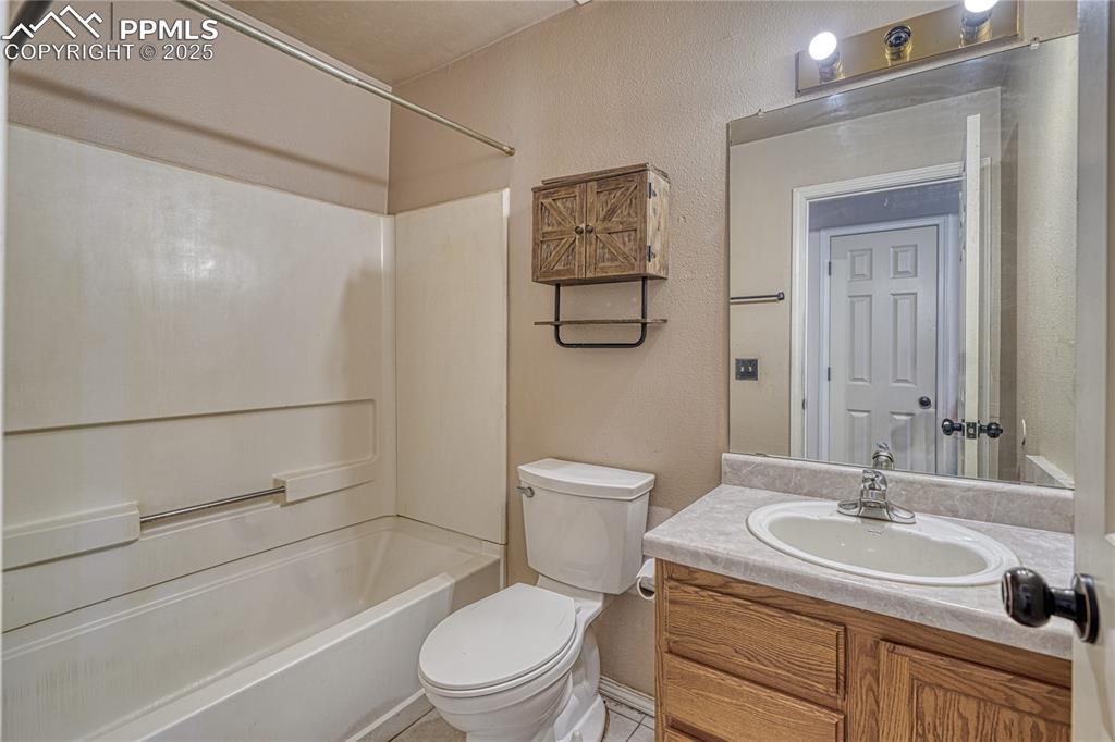 Image 17 of 20: 2nd bathroom