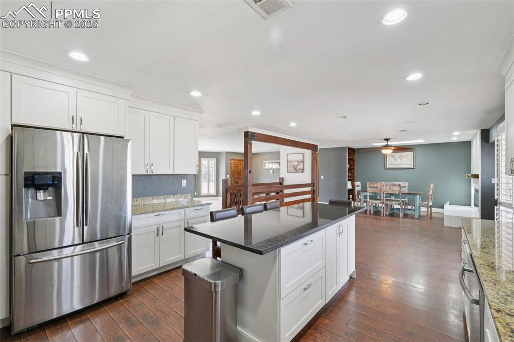 Image 16 of 50: Kitchen