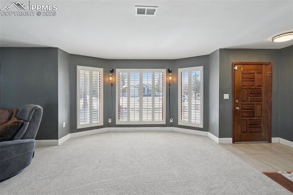 Image 18 of 50: Living Room