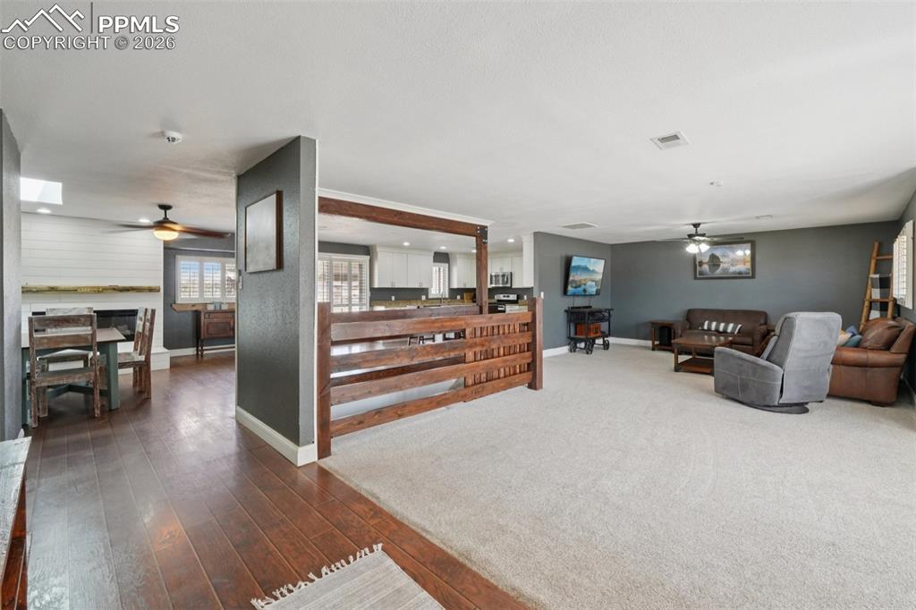 Image 19 of 50: Entry