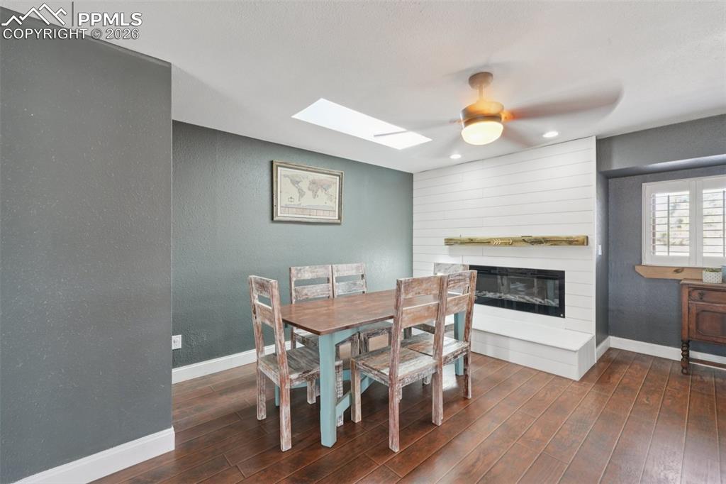 Image 20 of 50: Dining Area