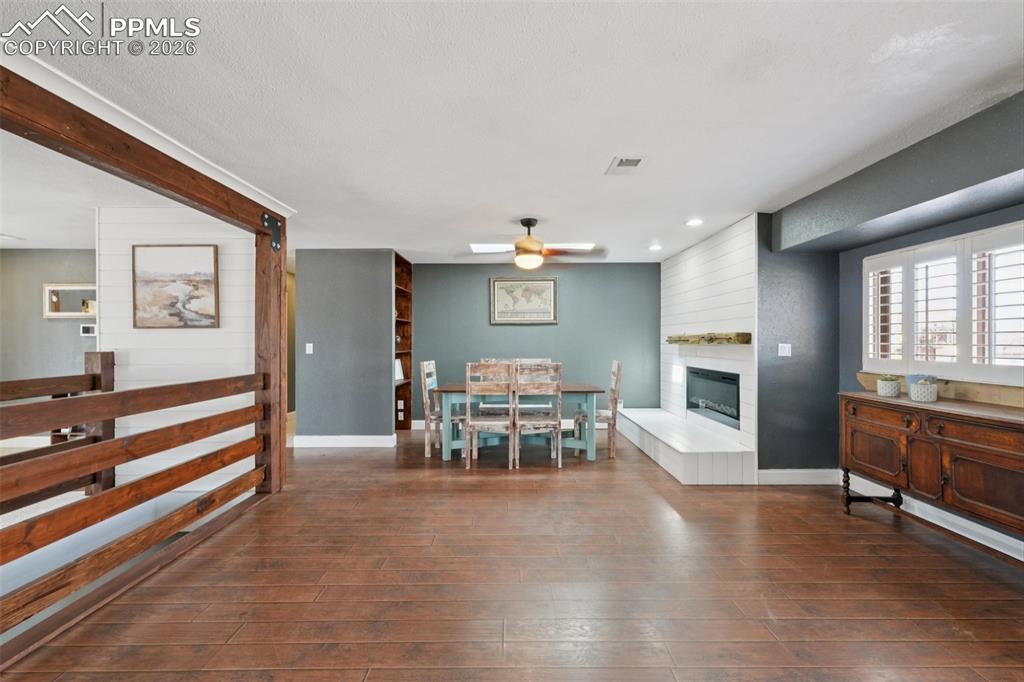 Image 21 of 50: Dining Area