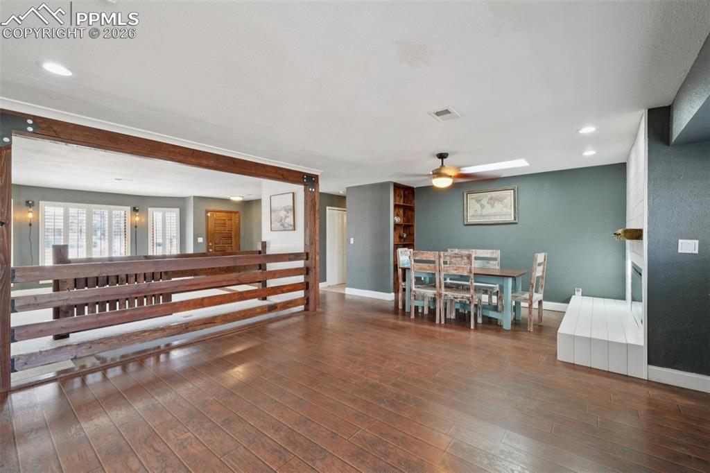 Image 22 of 50: Dining Area