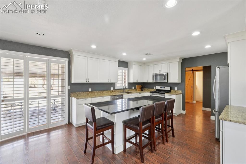 Image 23 of 50: Kitchen