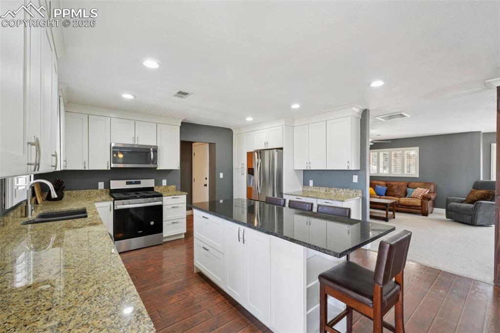 Image 25 of 50: Kitchen