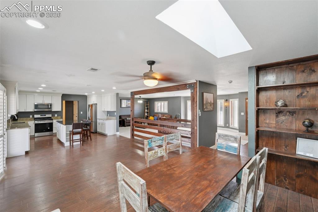 Image 27 of 50: Dining Area