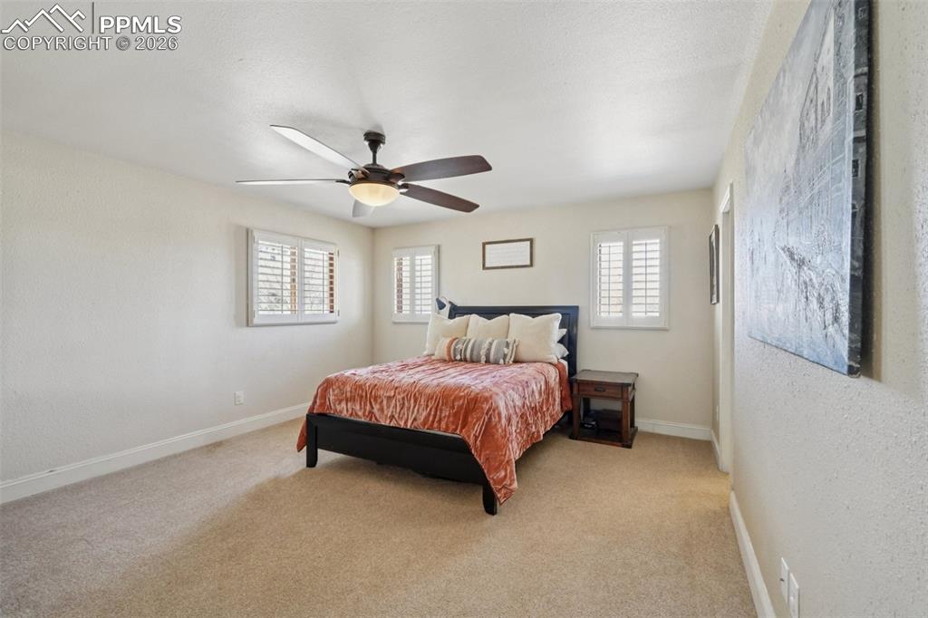 Image 30 of 50: Bedroom