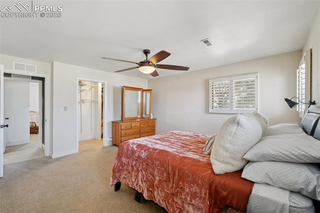 Image 31 of 50: Bedroom