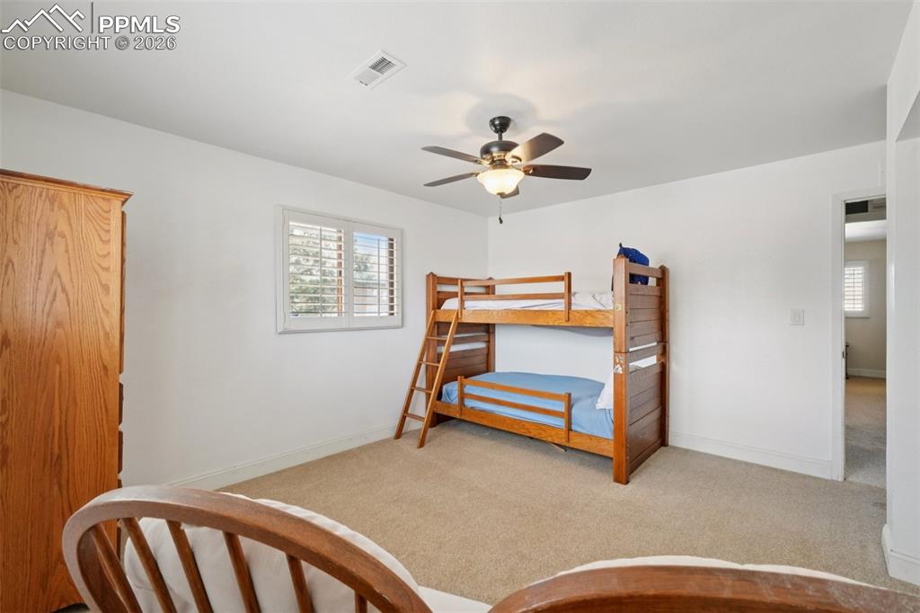 Image 34 of 50: Bedroom