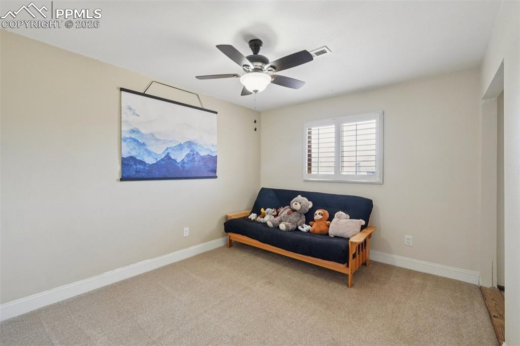 Image 35 of 50: Bedroom