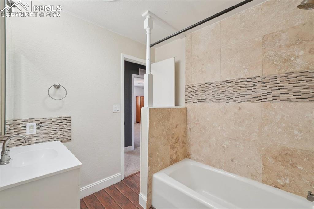 Image 38 of 50: Bathroom