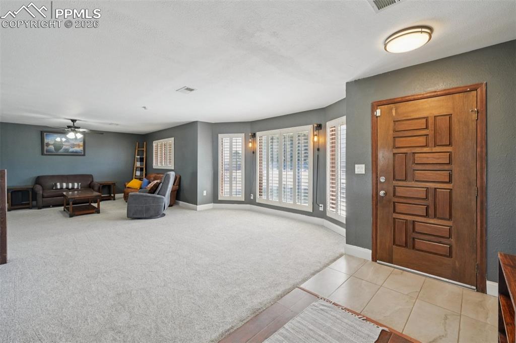 Image 7 of 50: Entry