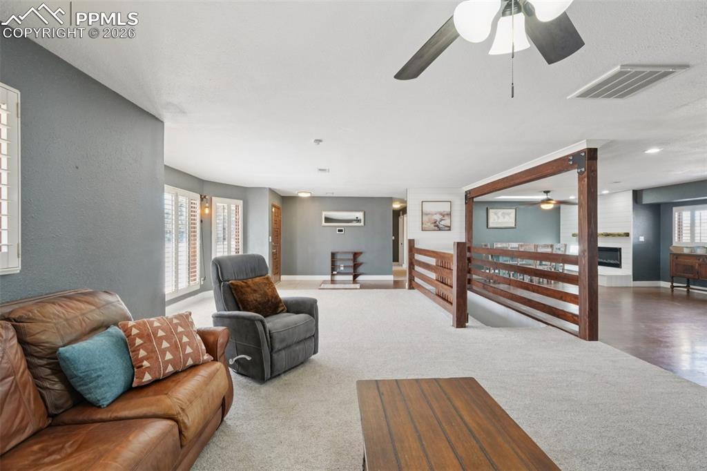 Image 8 of 50: Living Room