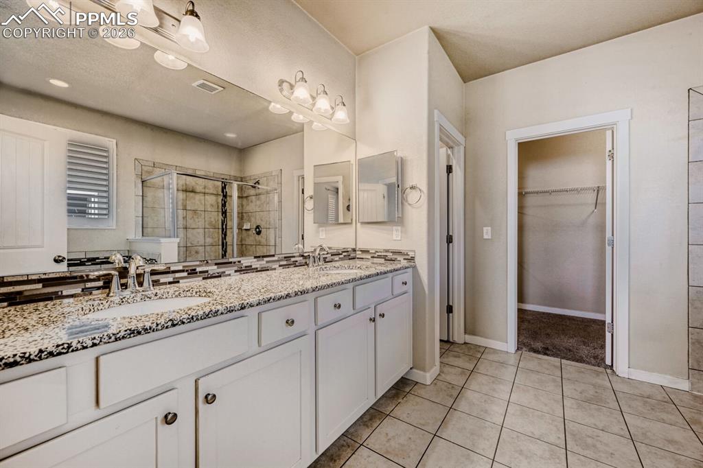 Image 22 of 37: Bathroom