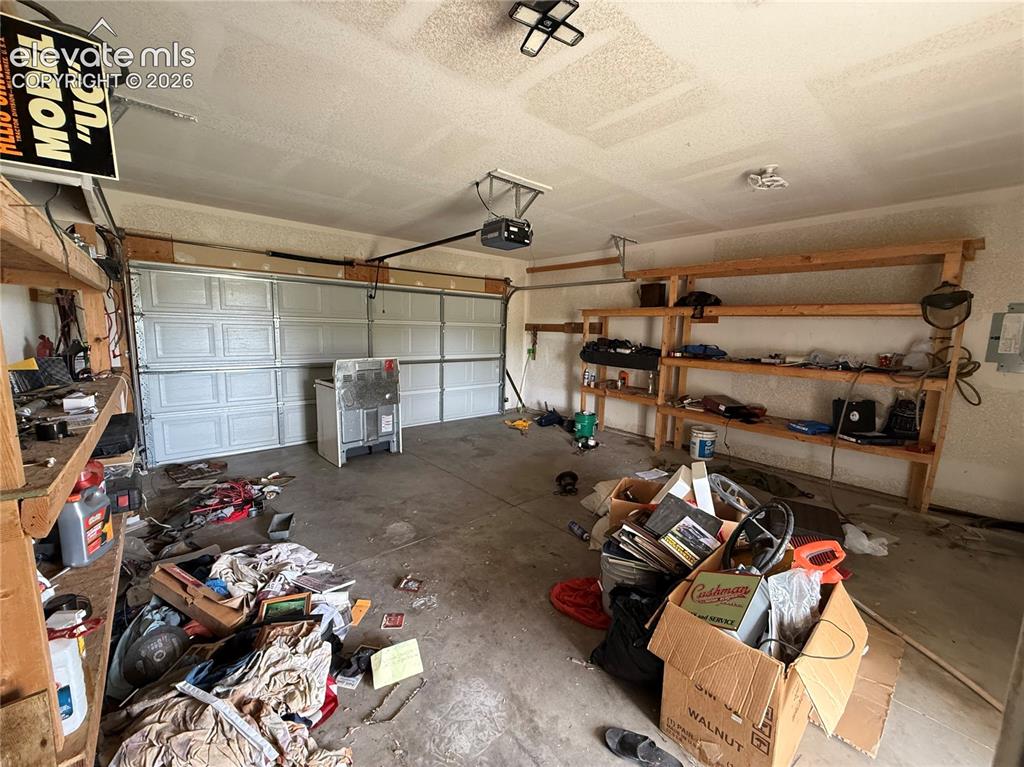 Image 10 of 20: Garage
