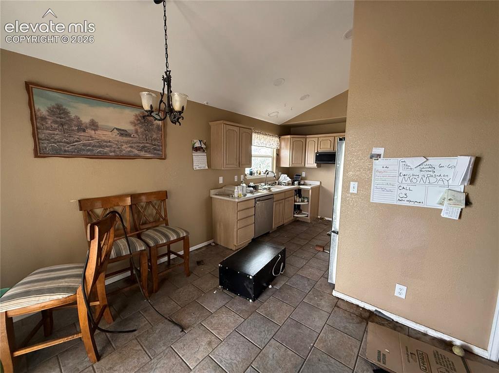 Image 11 of 20: Kitchen